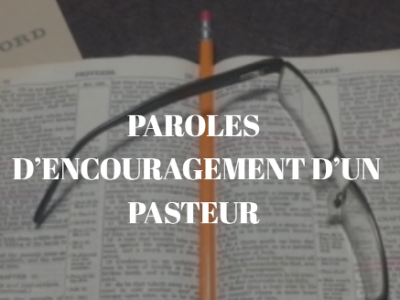 Glasses on open book with French text.